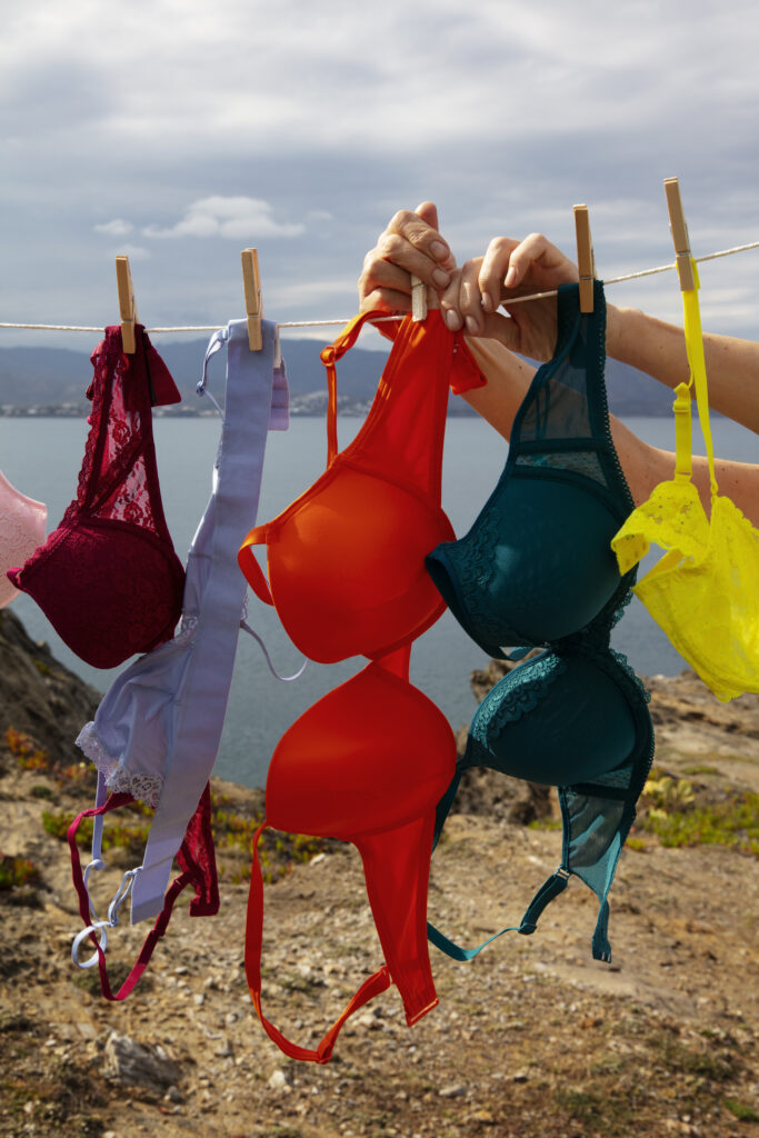 bodegon de diferentes tipos de sujetadores al aire libre