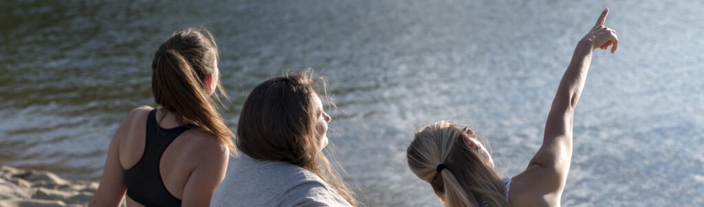Recognition mujer sentada en la orilla de tiro completo copia