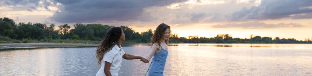 vista lateral nina y mujer corriendo copia (2)